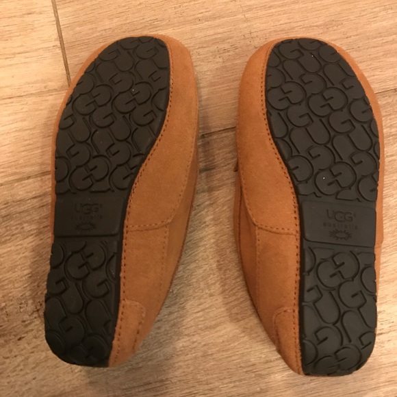 Like New UGG kids slippers, size 13 US - Picture 3 of 5